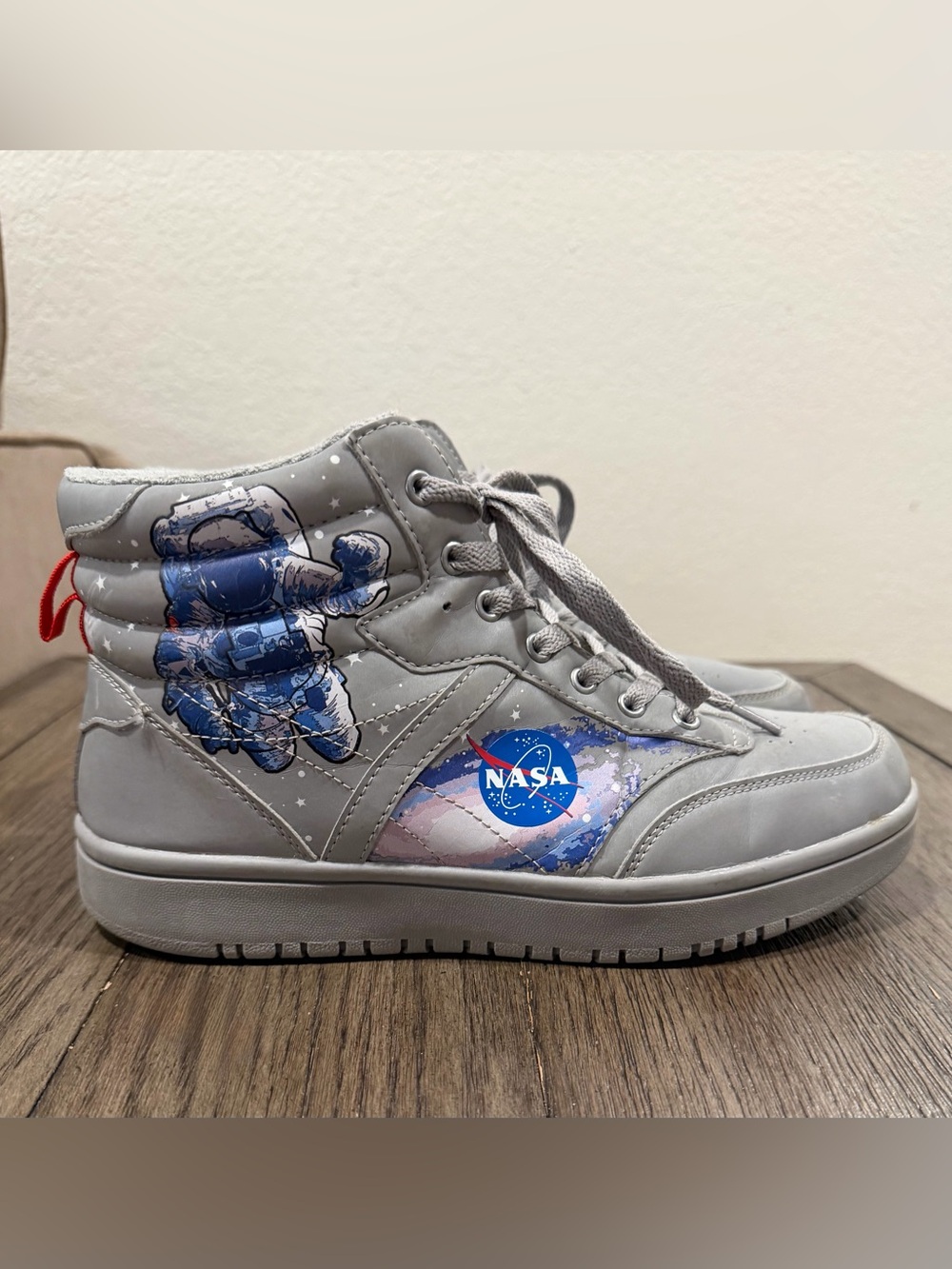 NASA Space Astronaut High Top Sneakers Men’s 8.5 Gray Galaxy Graphic Shoes